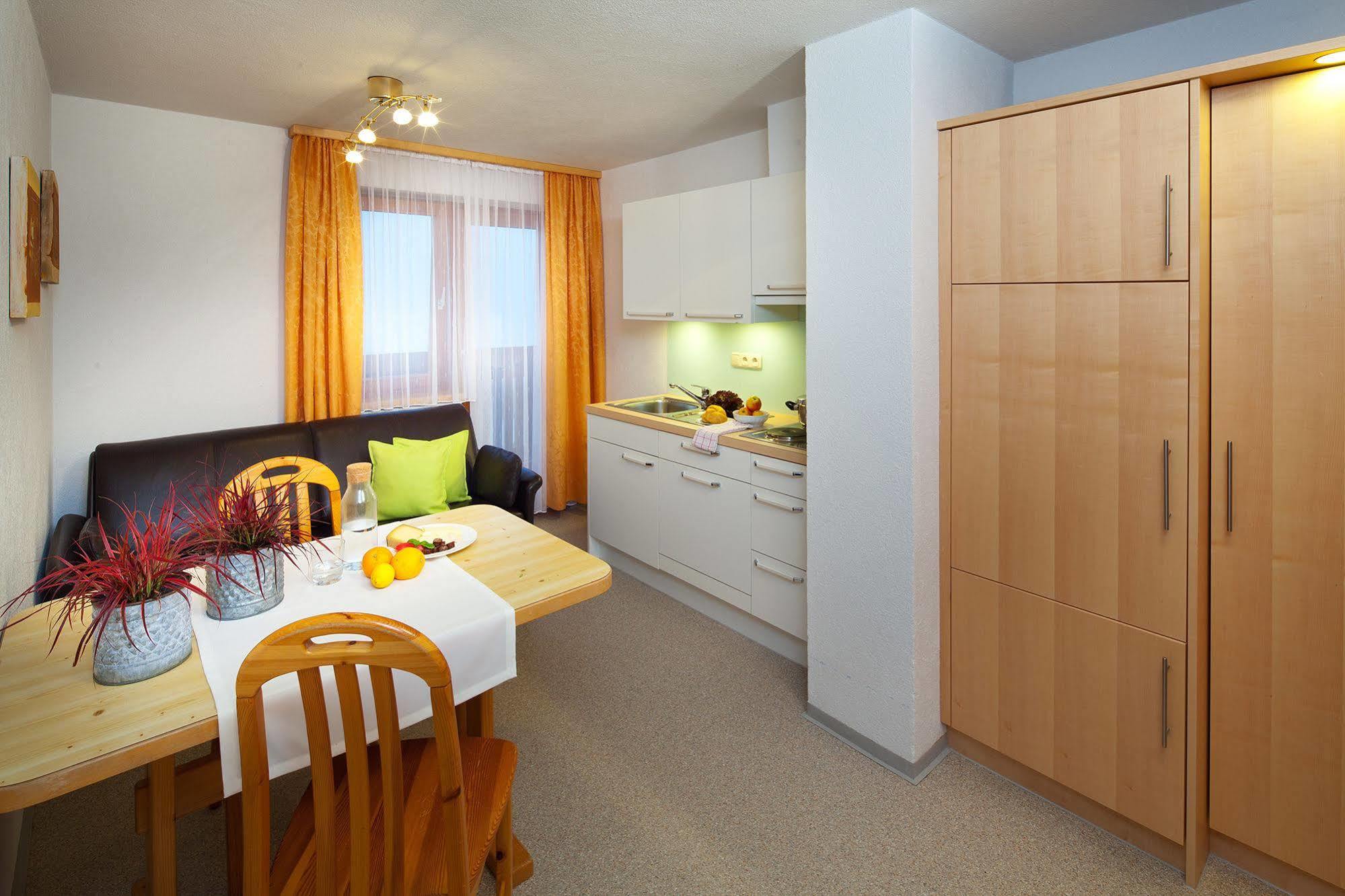 Aparthotel Brunnenhof ダーミュルス エクステリア 写真
