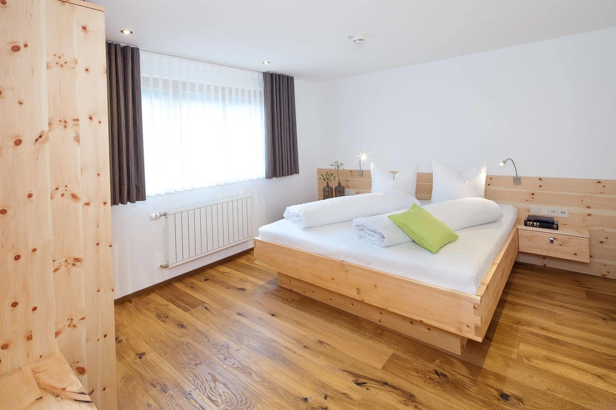 Aparthotel Brunnenhof ダーミュルス エクステリア 写真