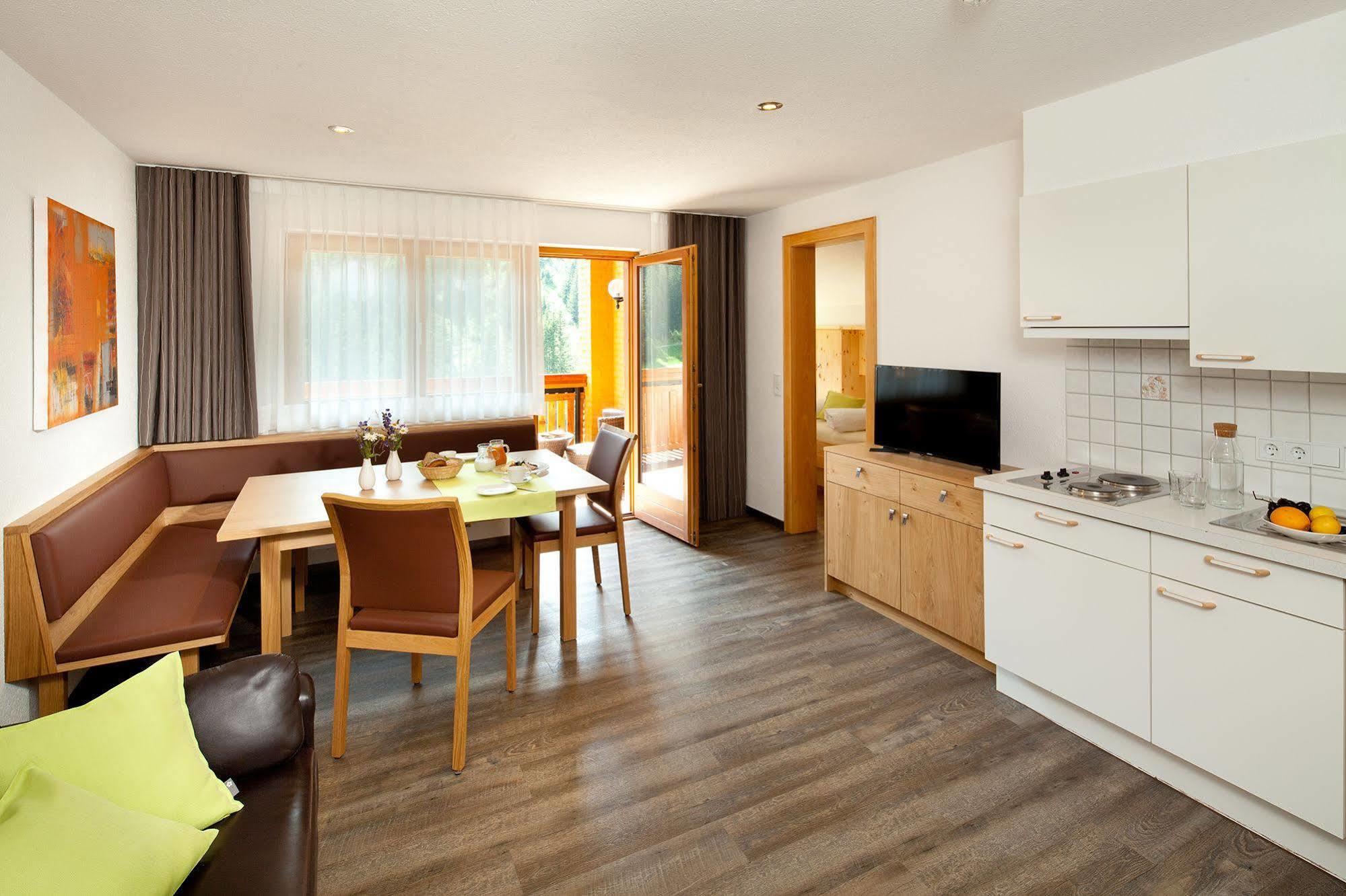 Aparthotel Brunnenhof ダーミュルス エクステリア 写真